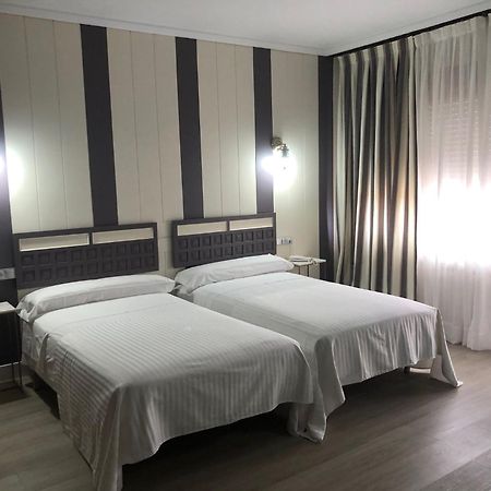 Hotel Marques De Santillana Торелавега Екстериор снимка