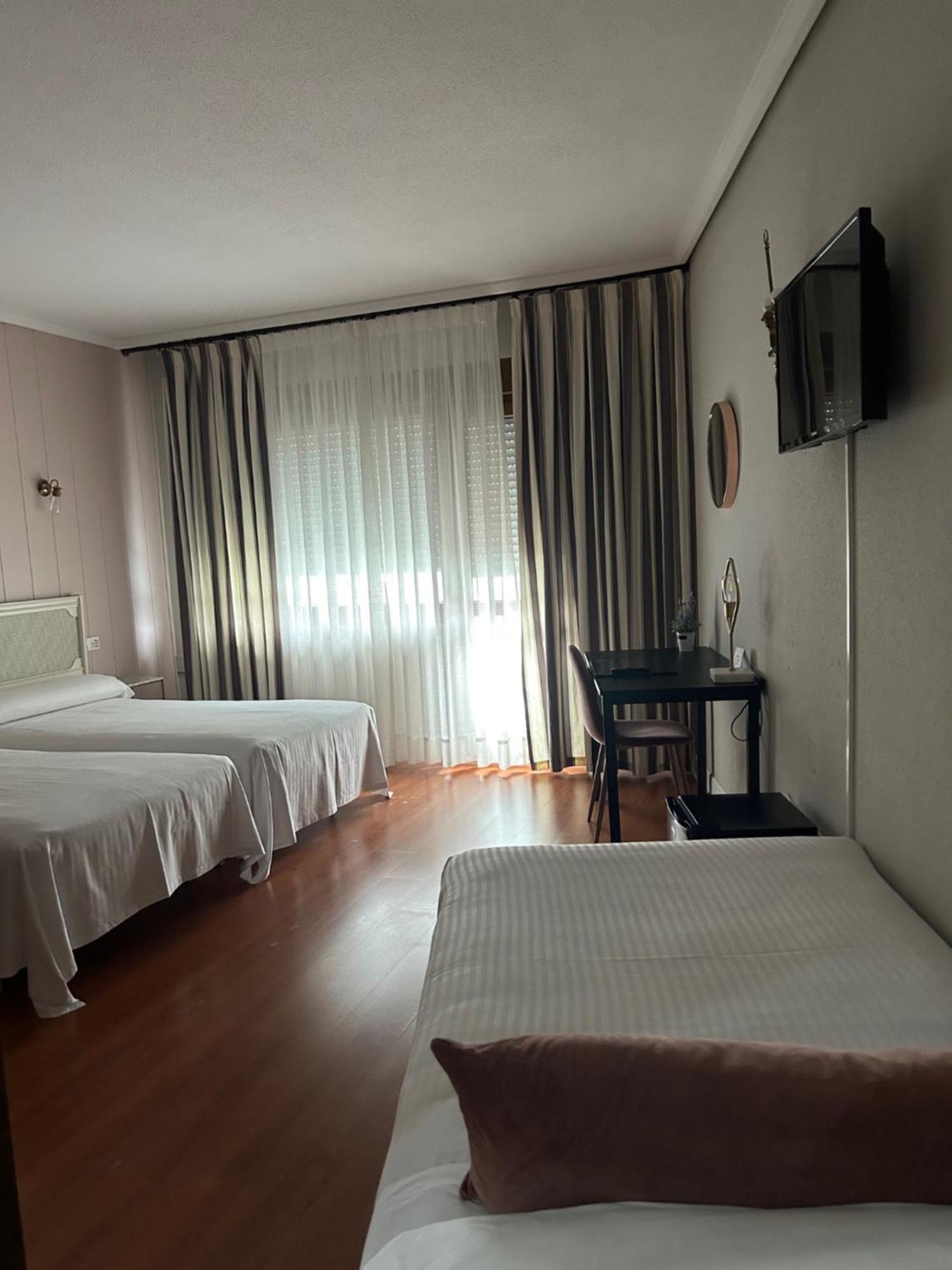 Hotel Marques De Santillana Торелавега Екстериор снимка