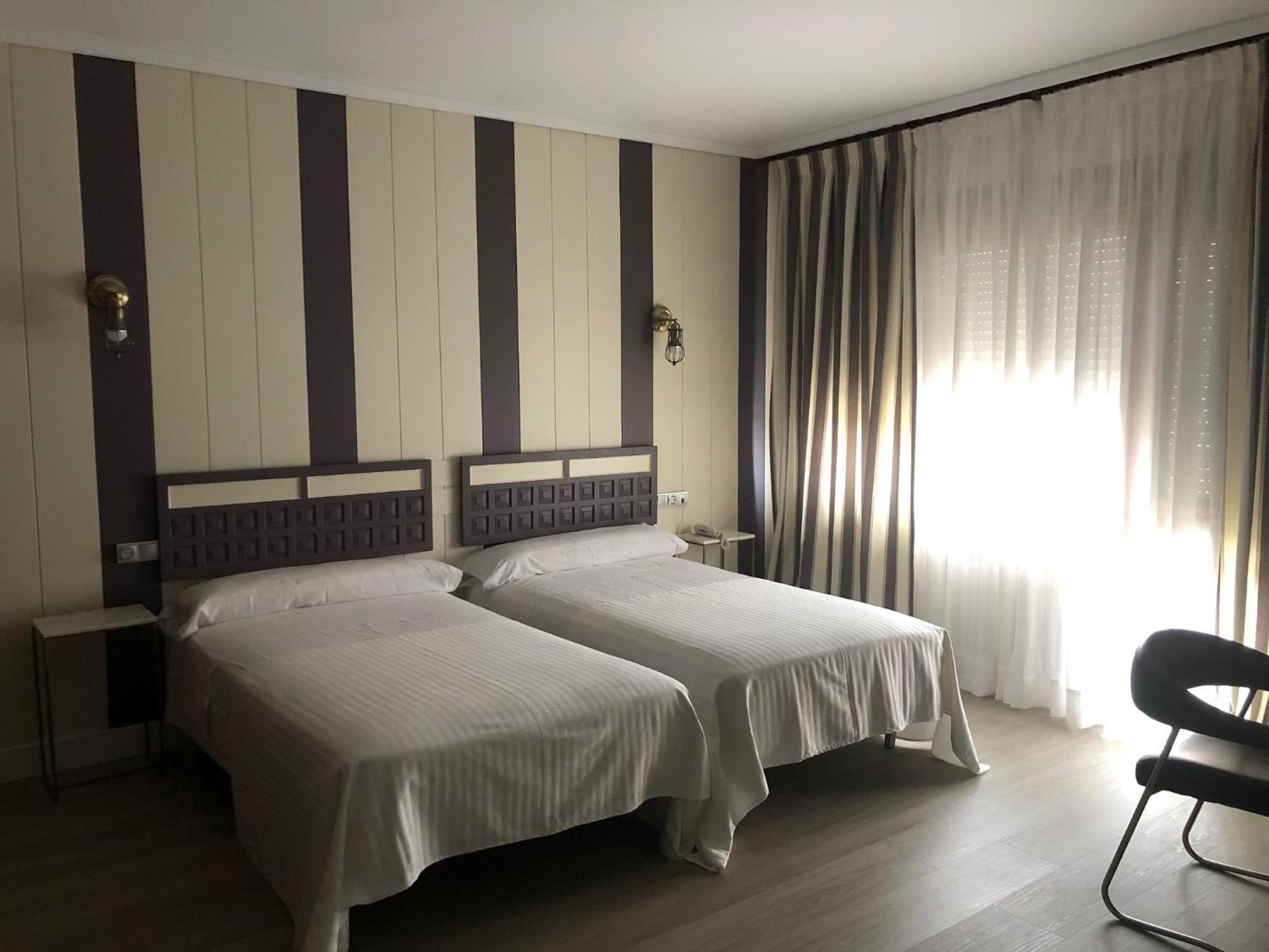 Hotel Marques De Santillana Торелавега Екстериор снимка