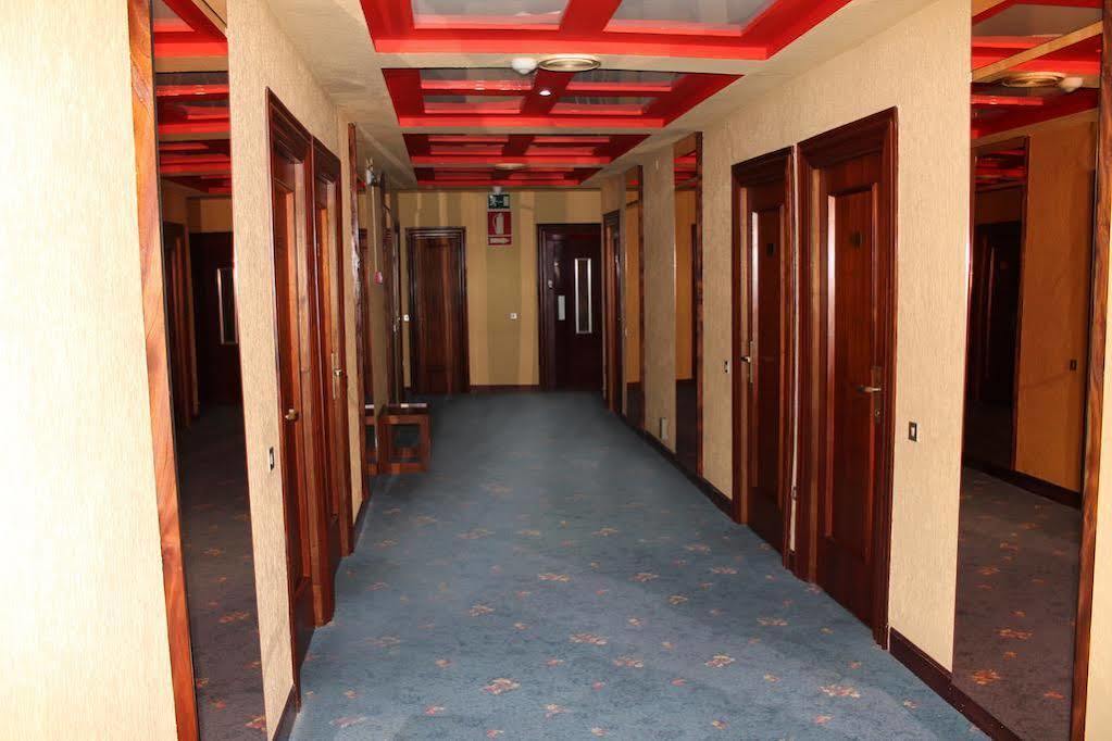 Hotel Marques De Santillana Торелавега Екстериор снимка